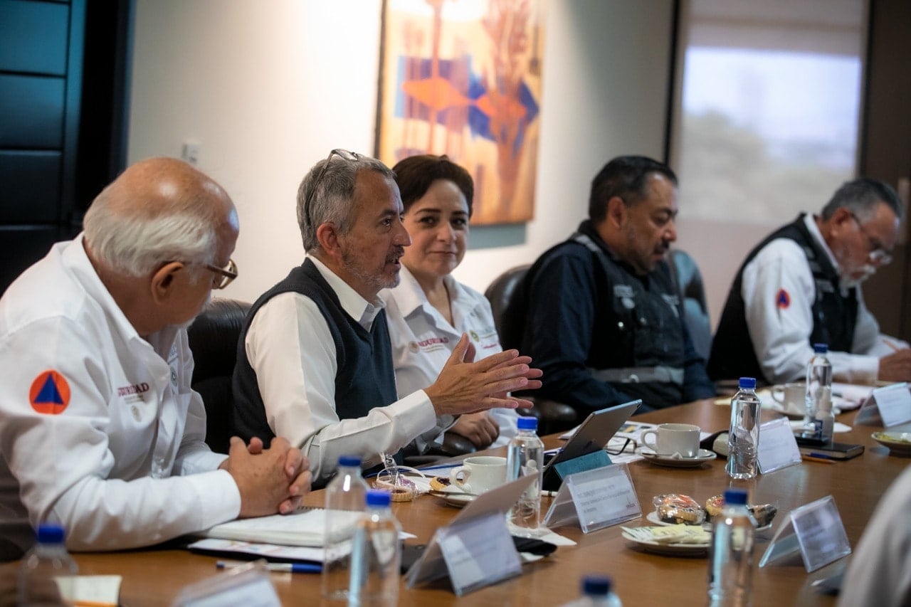 Rubén Rocha Moya en reunión con autoridades de Protección civil