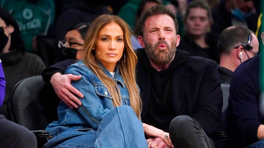 ¿Qué le dijo Jennifer Lopez a Ben Affleck? Sí lo regañó por “serio” en los Premios Grammy 2023