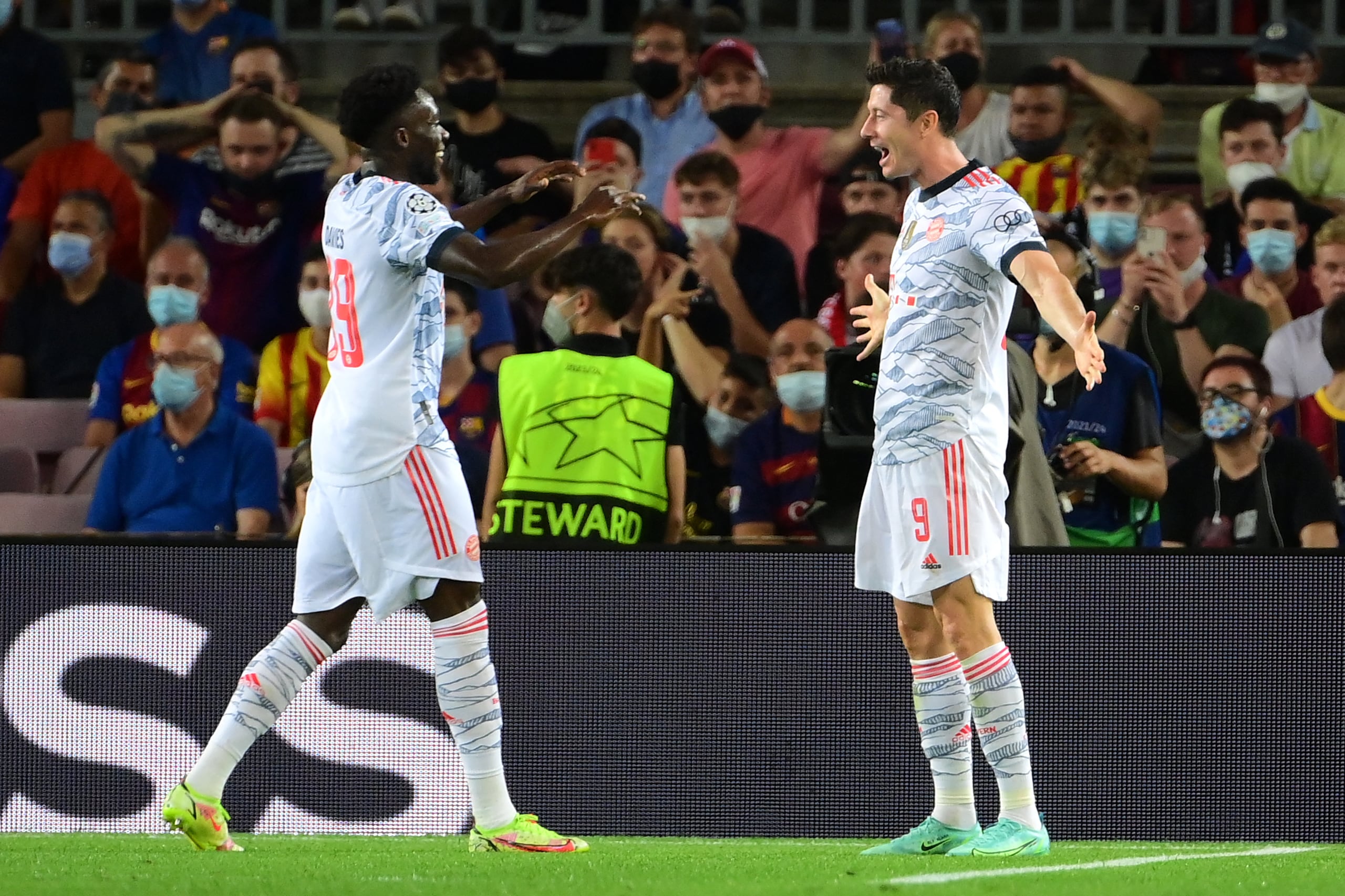 Robert Lewandowski marcó doblete frente al FC Barcelona