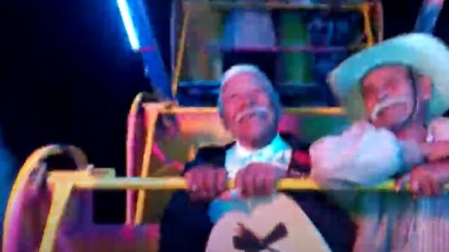 Abuelos se divierten en juego mecánico