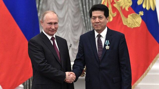 Li Hui, enviado especial de China para la paz entre Ucrania y Rusia y Vladimir Putin, presidente ruso