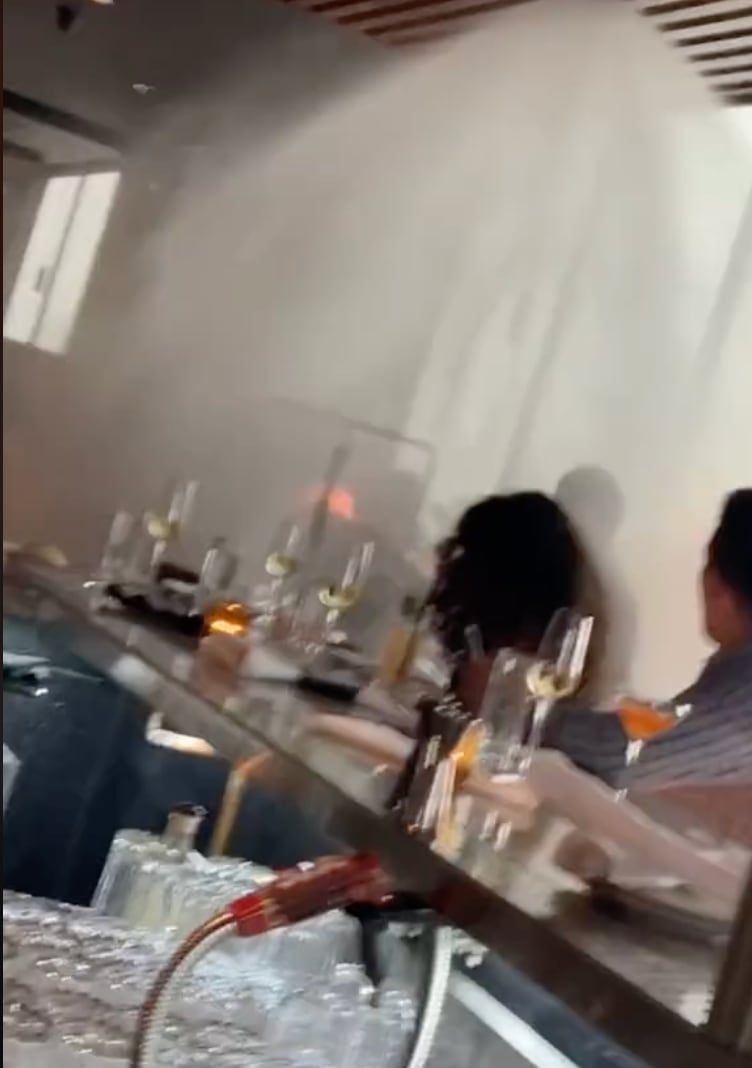 Restaurante se hace viral por flamear su carne y termina mal