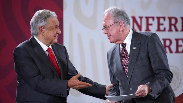 El presidente López Obrador habla con Javier Jiménez Espriú, titular de la SCT