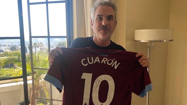 Cuarón posando con la camiseta del West Ham