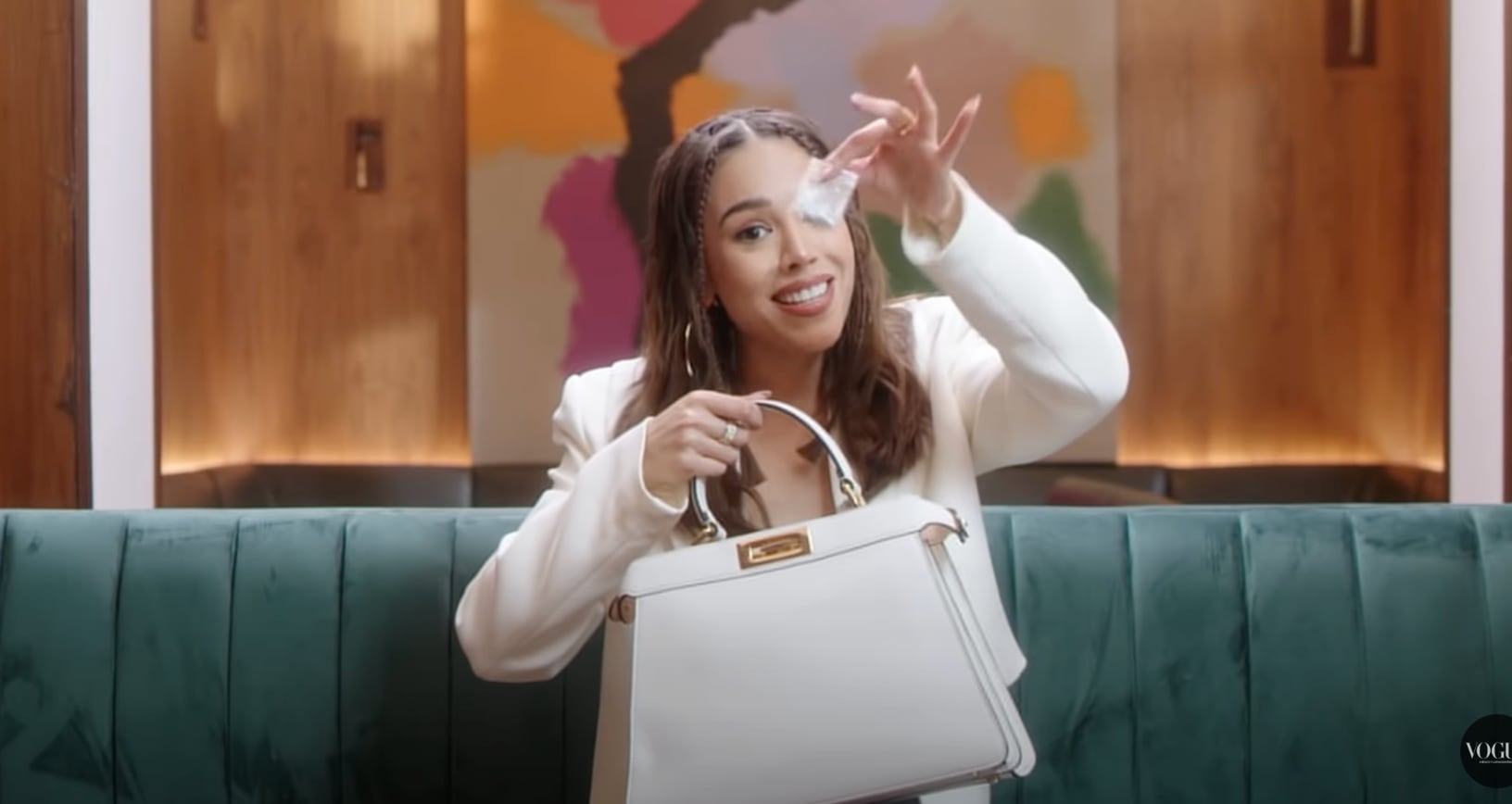 Danna Paola saca minibolsita y advierte que no se espanten: “Son brillitos”