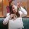 Danna Paola saca minibolsita y advierte que no se espanten: “Son brillitos”