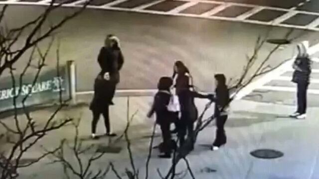 Golpean y muerden a mujer en Boston por racismo.