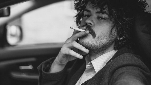 fumar cigarro hombre