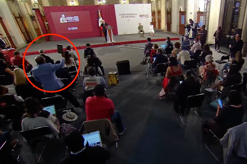 Lord Molécula con el libro de AMLO "A la mitad del camino"/captura de video