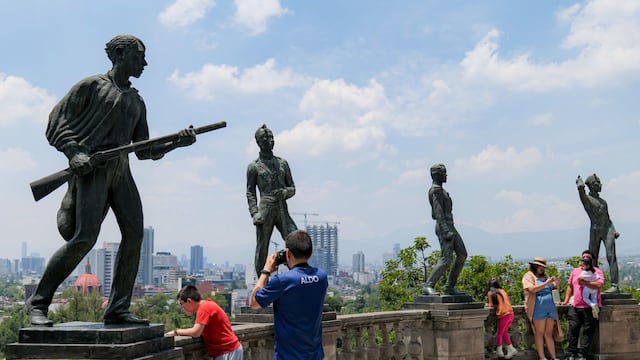 Varios turistas disfrutaron de la vista de la Ciudad de México desde el mirador del Castillo de Chapultepec
