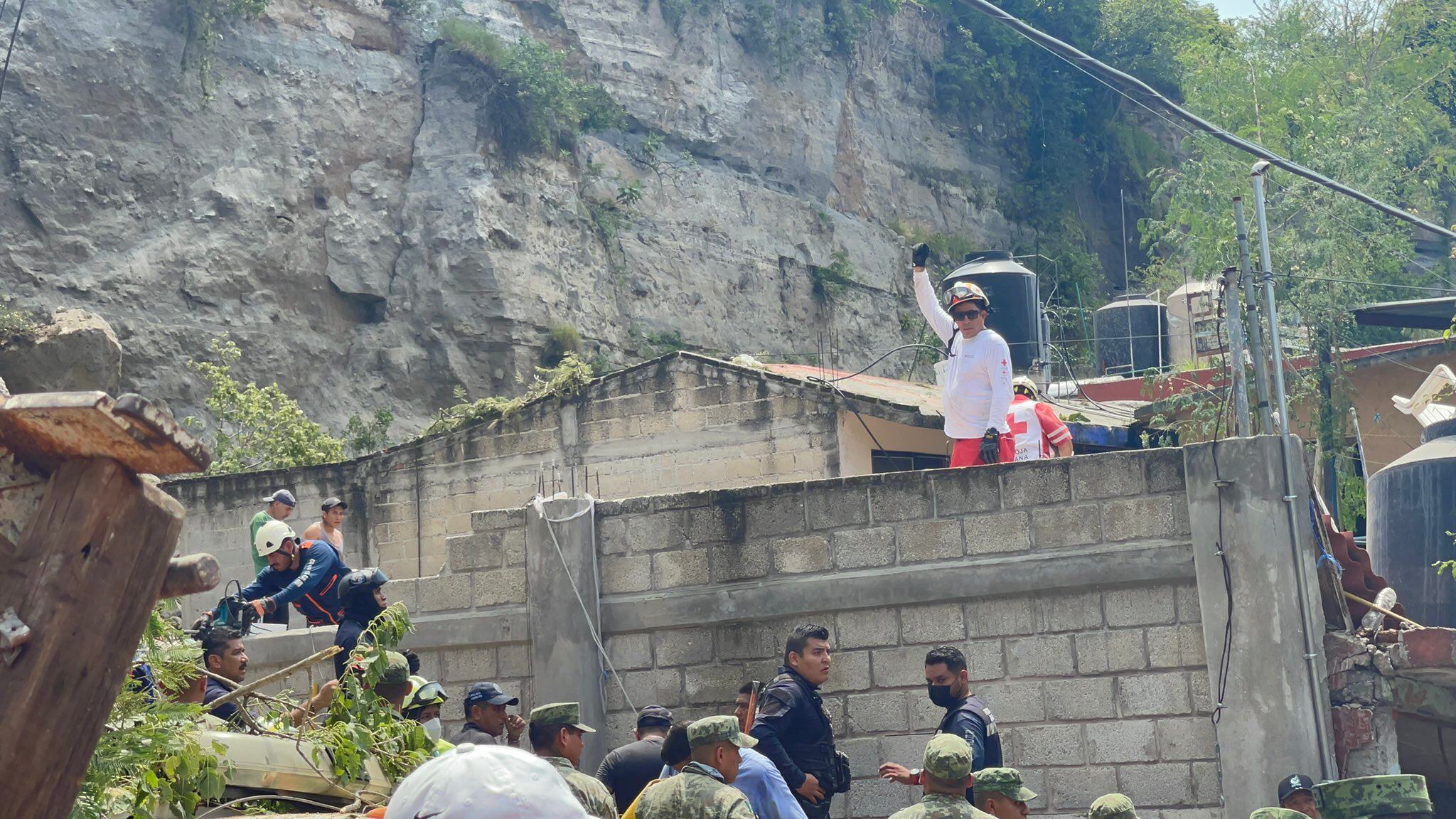 Trabajos de rescate en derrumbe de colonia Pilares, Cuernavaca