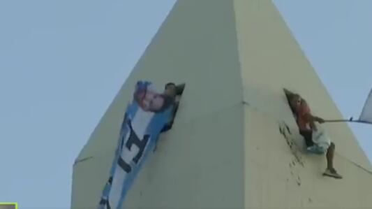 Caos en los festejos de la Selección de Argentina; aficionados ingresan al obelisco de Buenos Aires