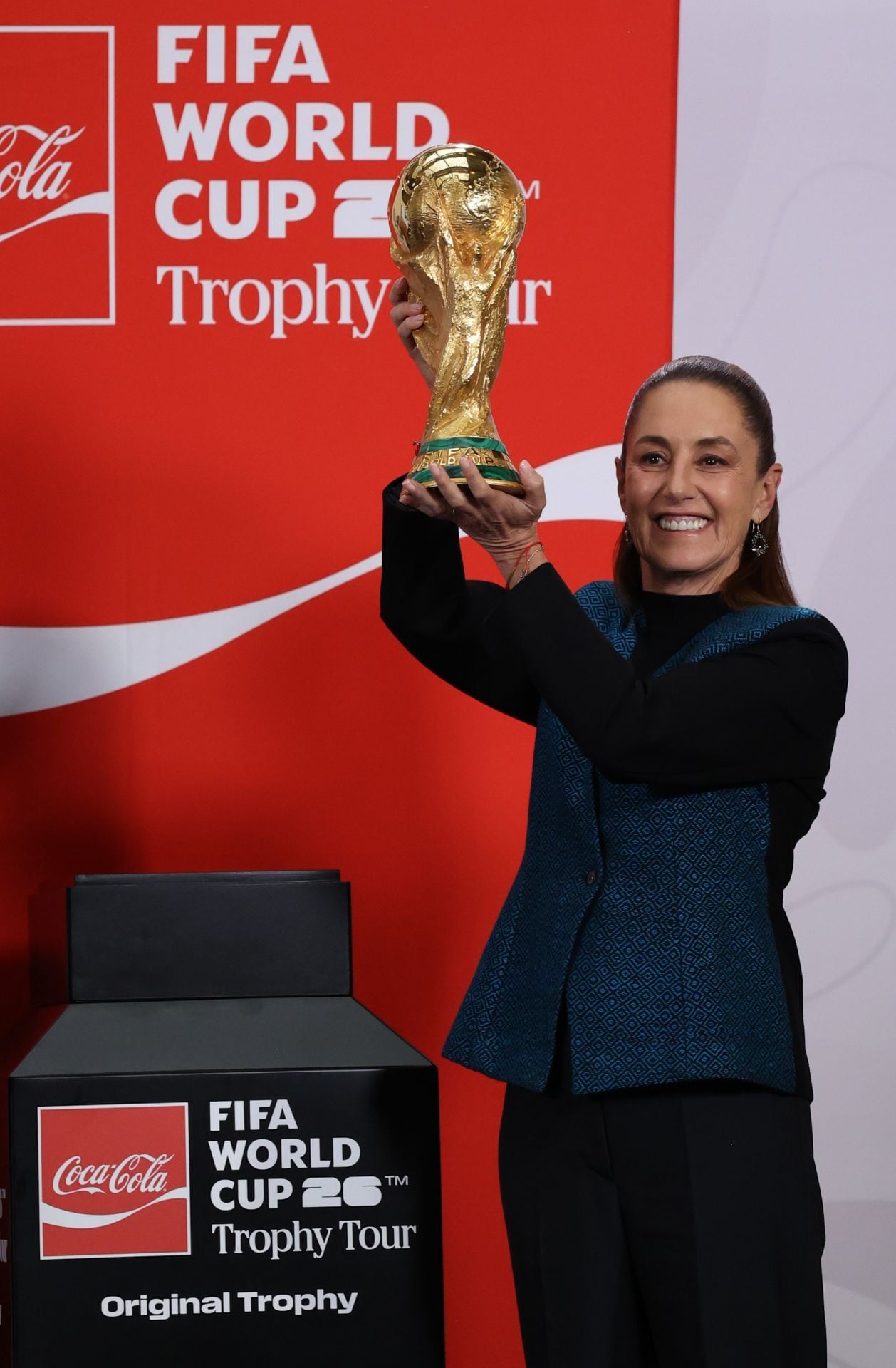 Claudia Sheinbaum presentó la Copa Mundial al término de la conferencia Mañanera