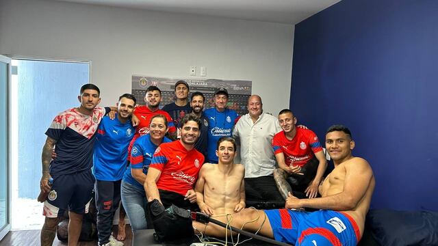 Enrique Alfaro celebra con Chivas su victoria sobre el América