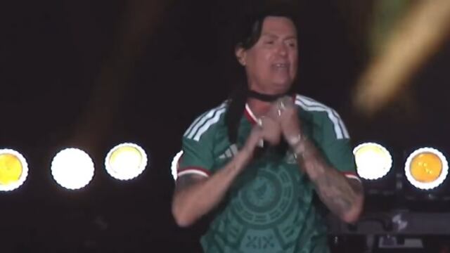 Saúl de Caifanes con su jersey de la Selección Mexicana en su concierto.