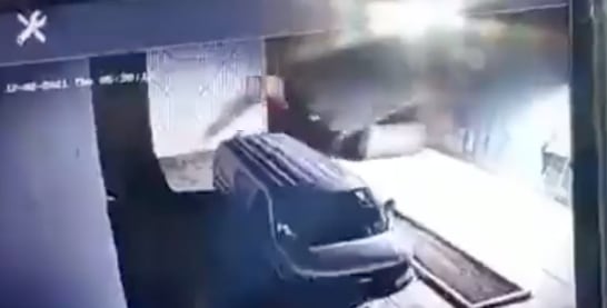 Captura de video de la camioneta con tumbaburros utilizada para el escape de 9 reos en Tula, Hidalgo