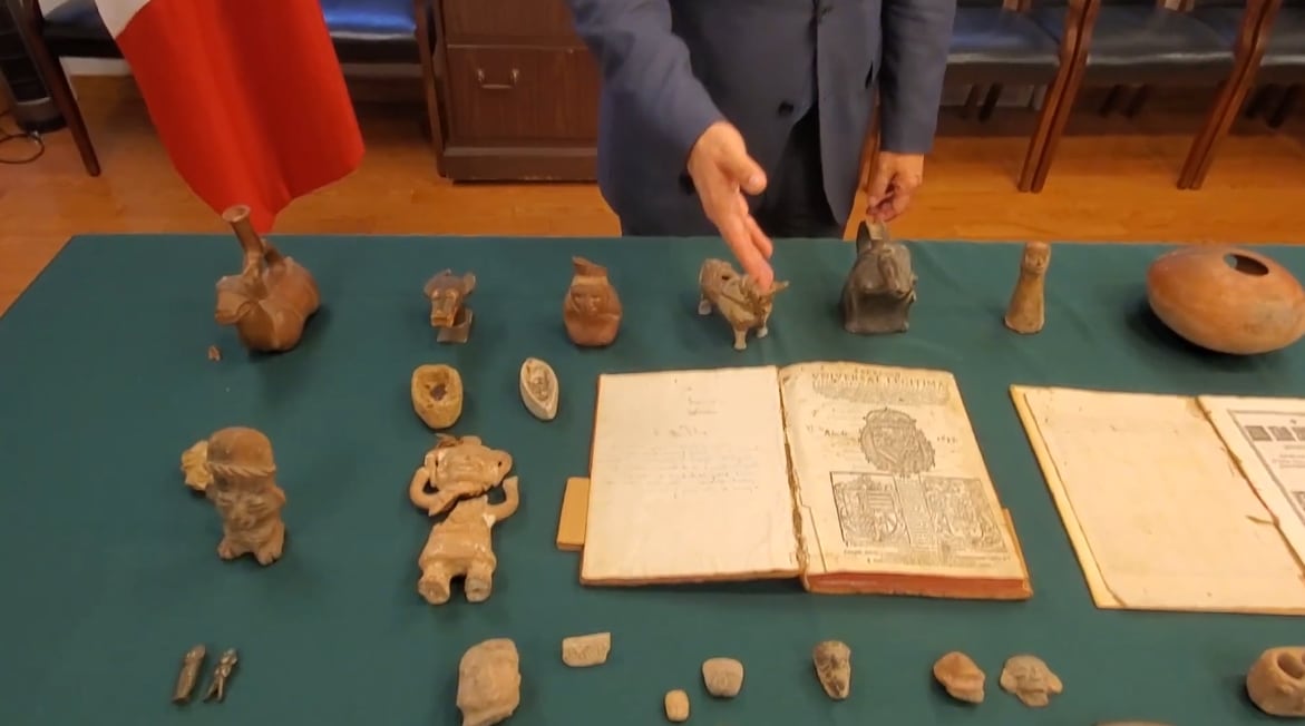 Piezas arqueológicas y libros del siglo XVII recuperados por el consulado de México