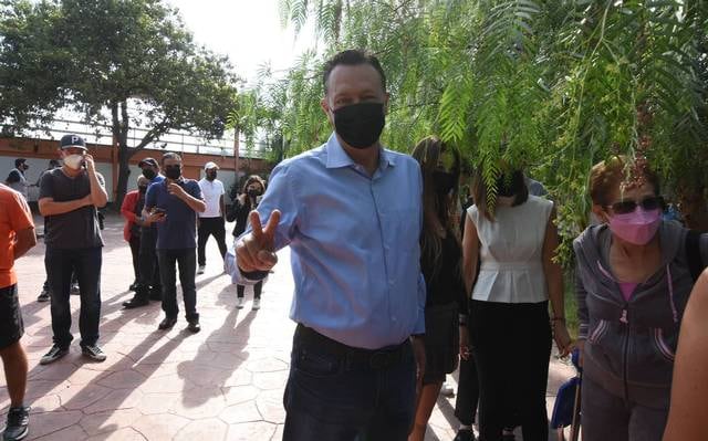 Mauricio Kuri emite su voto