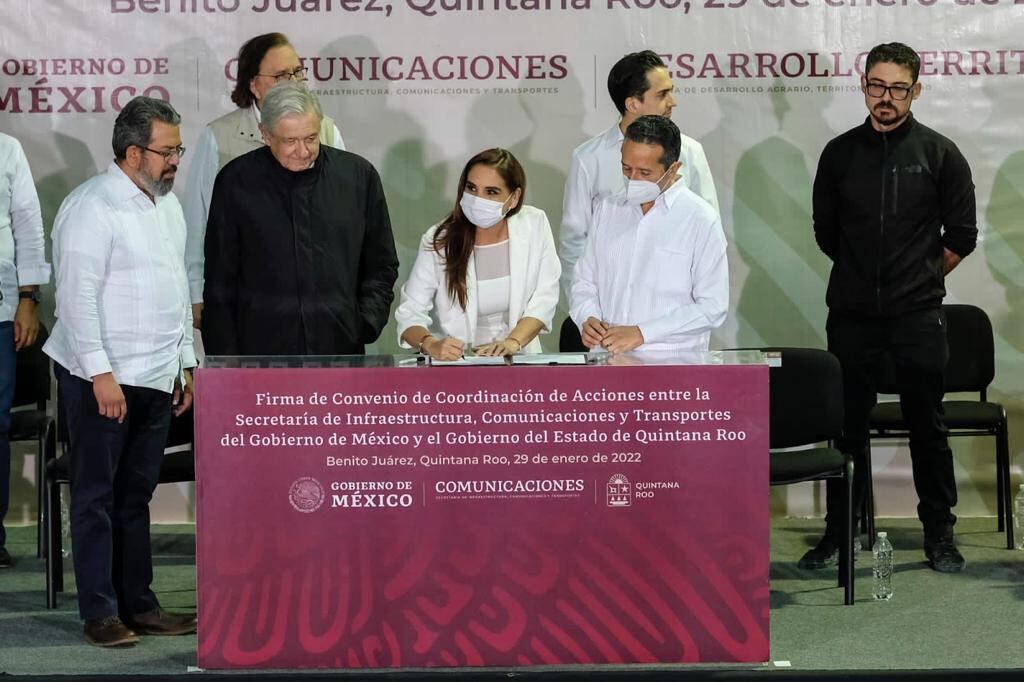Mara Lezama durante la firma del convenio