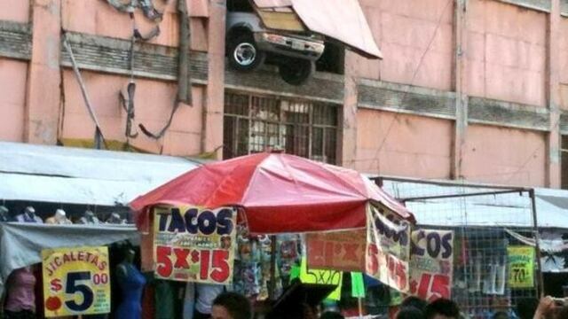 Casi cae camioneta sobre puesto de tacos y jicaletas en Tepito