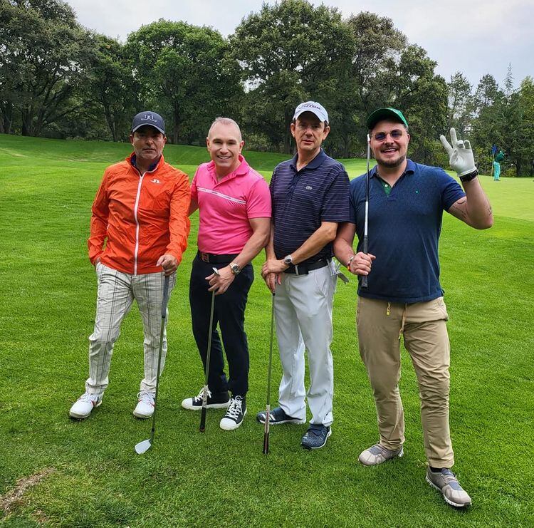 Paul Stanley junto a amigos jugando golf