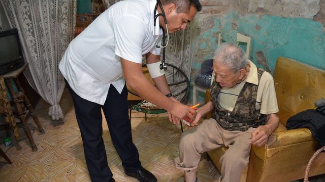 Hay que proveer alimentos y medicamentos a los adultos mayores para que no tengan que salir de casa, pidió la directora del DIF municipal