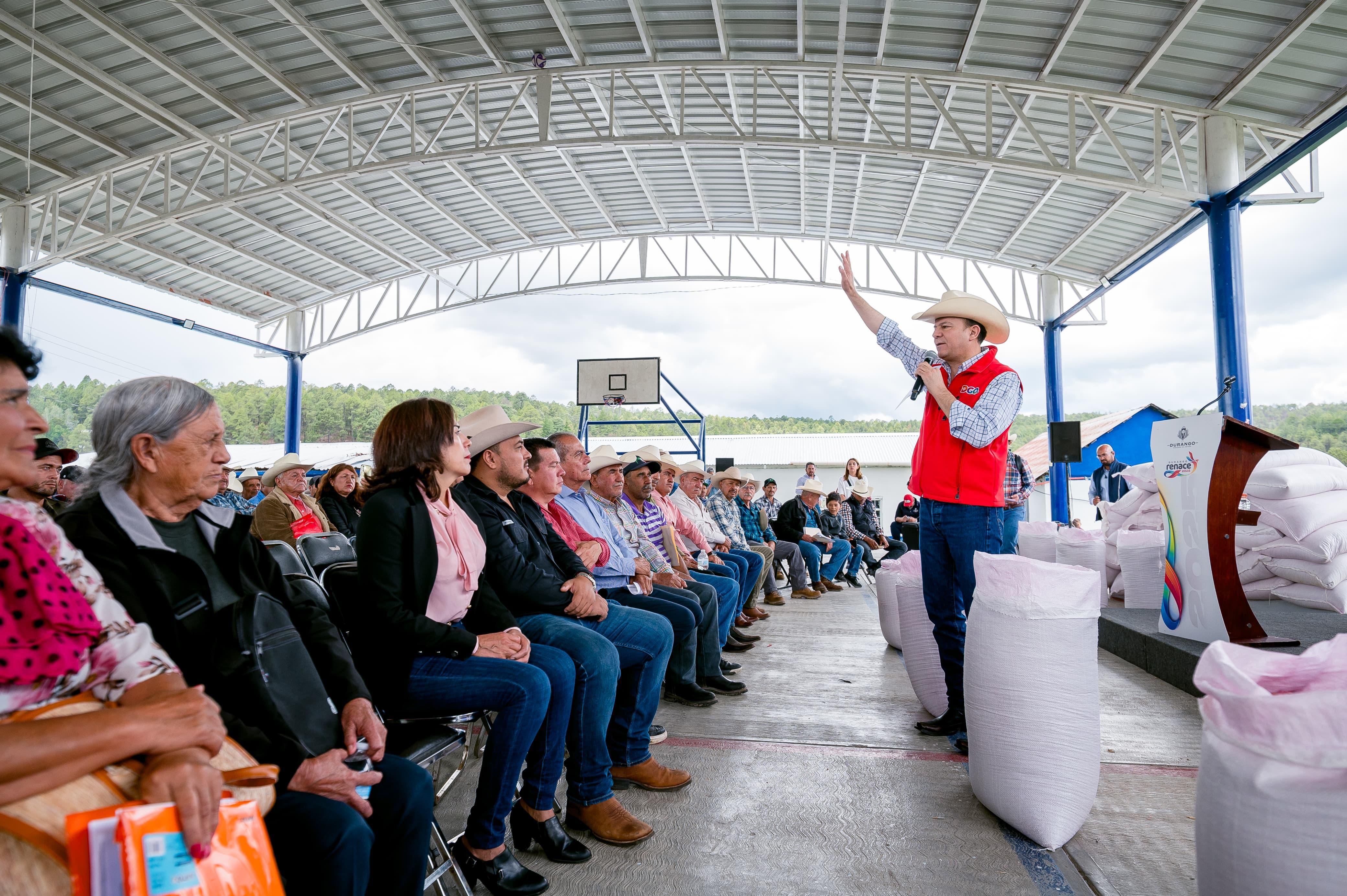 Esteban Villegas, gobernador de Durango, entrega 100 toneladas de avena a productores de San Dimas