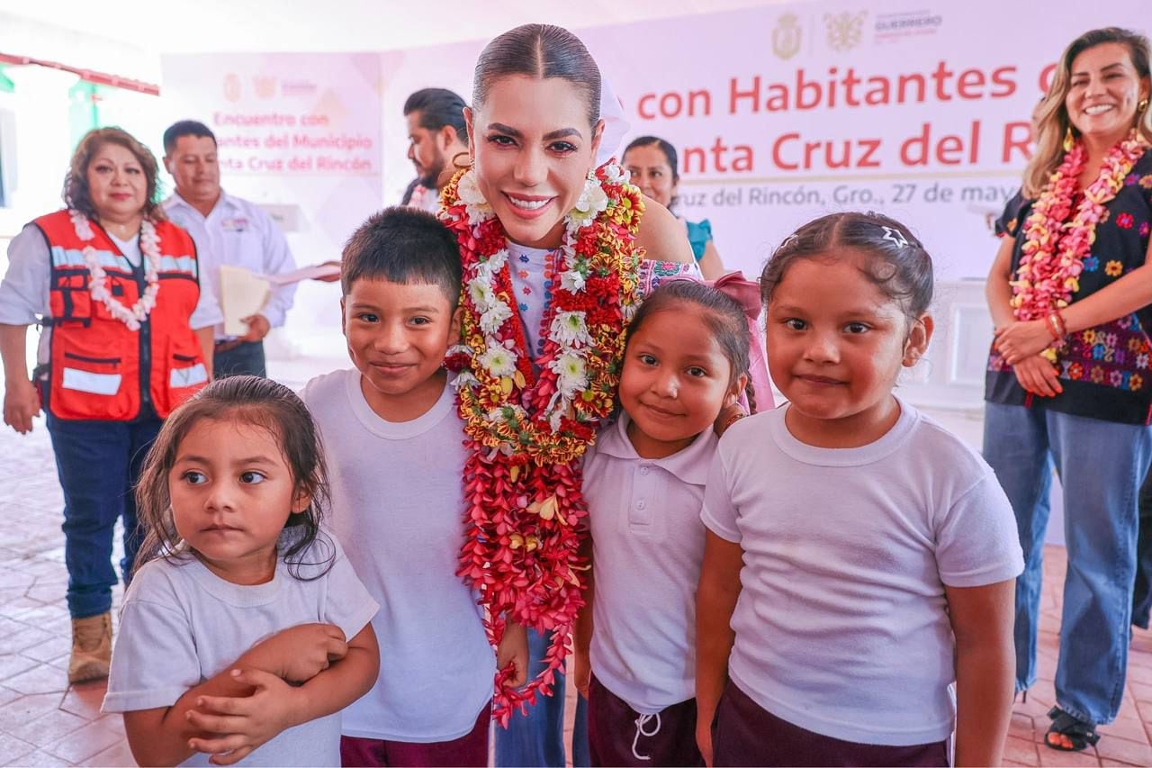Evelyn Salgado sostiene encuentro con habitantes de Santa Cruz del Rincón.