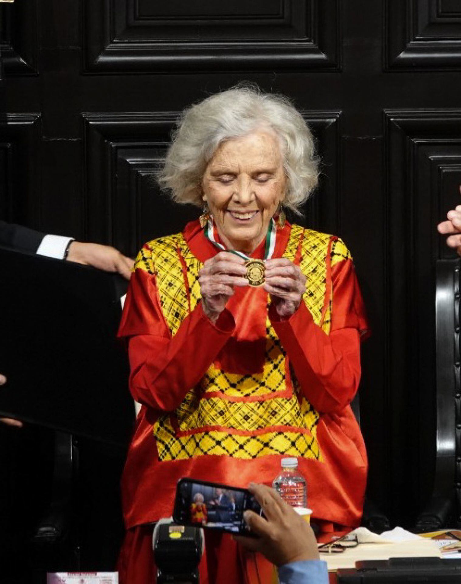 Elena Poniatowska recibió la medalla Belisario Domínguez