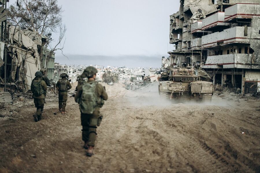 Soldados israelíes durante uno de los ataques en la franja de Gaza este lunes.
