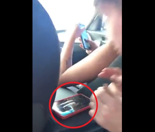 Octavio Ocaña inhala cocaína.