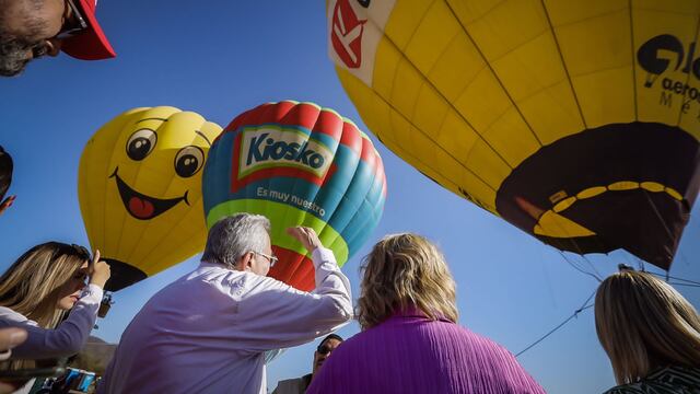 Rubén Rocha Moya asiste al  Festival del Globo en Narnia