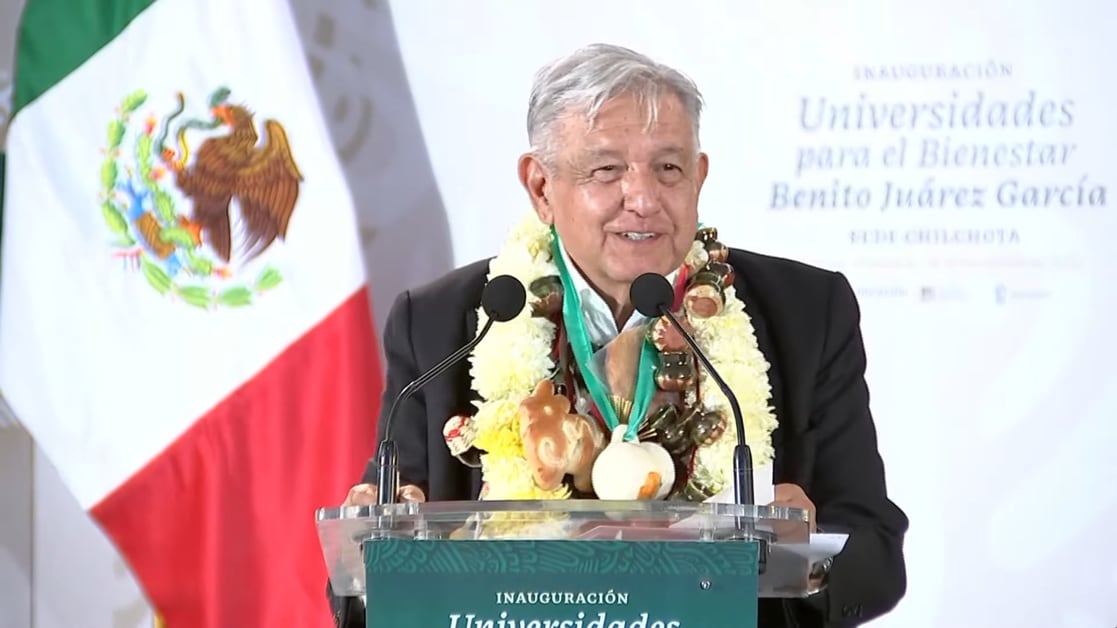 AMLO promete empleo a egresados de las UBBJ.
