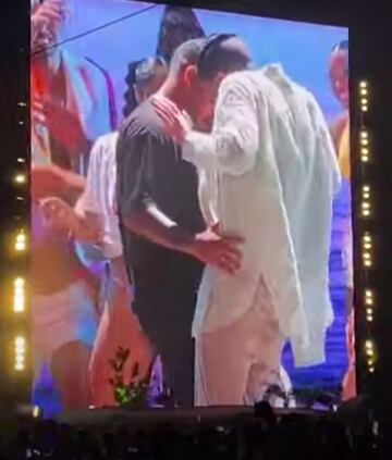 Bad Bunny baila muy pegadito con fan