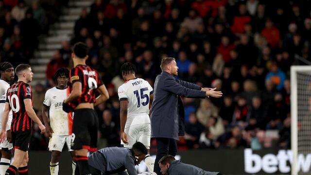Tom Lockyer, capitán del Luton Town, se desplomó en pleno partido