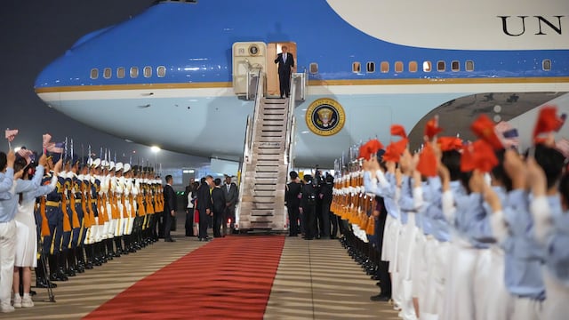 Donald Trump llega a China en una visita de Estado con Xi Jinping, acompañado de varios CEOs