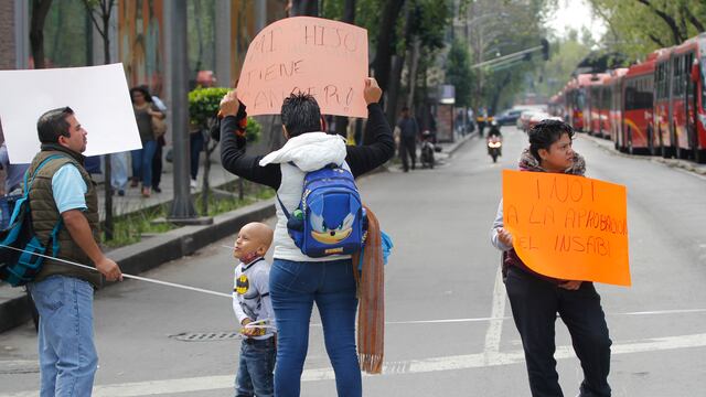 Padres de familia protestan afuera del Senado