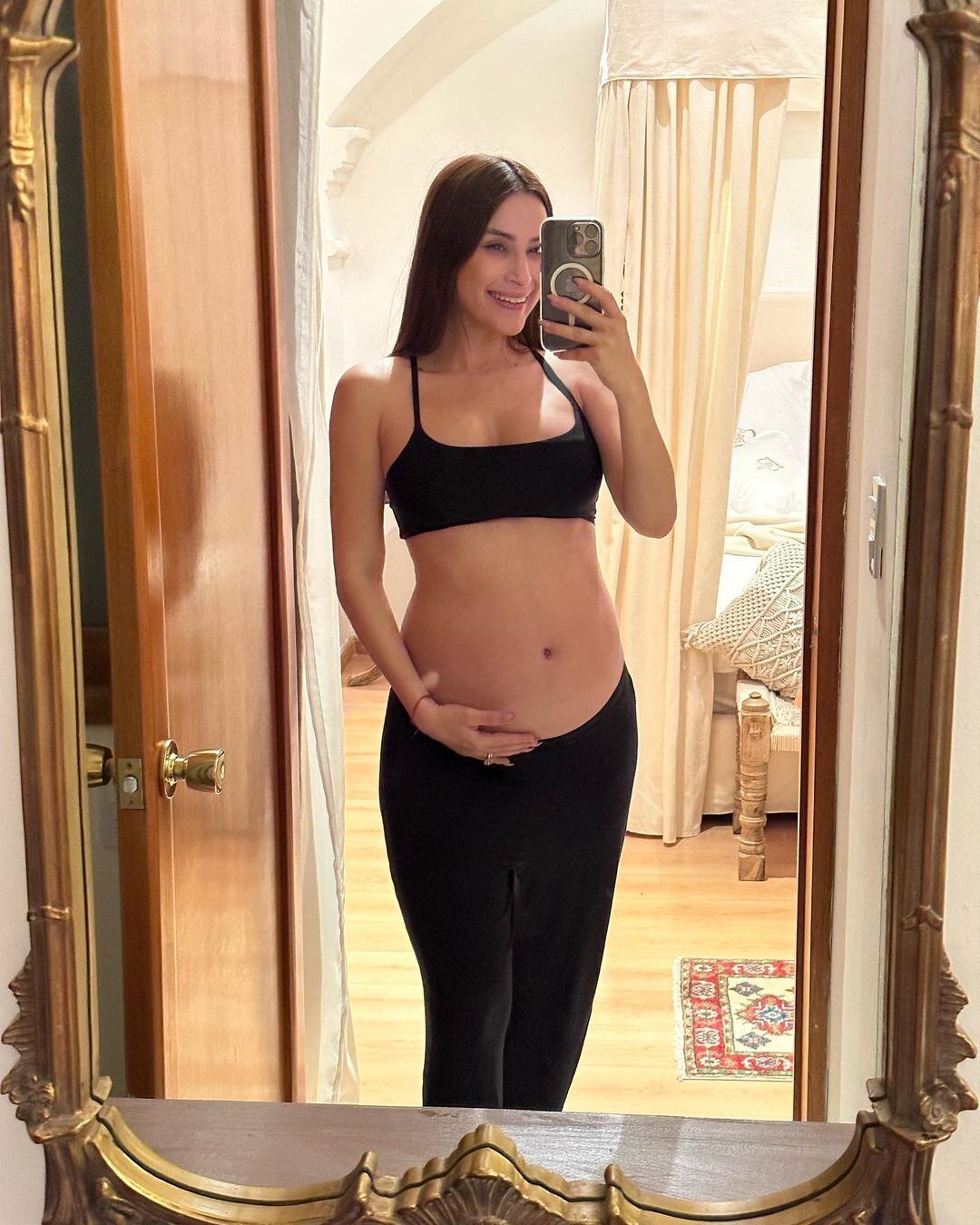 Cynthia Rodríguez muestra su vientre y cuenta sobre el bebé de Carlos Rivera.