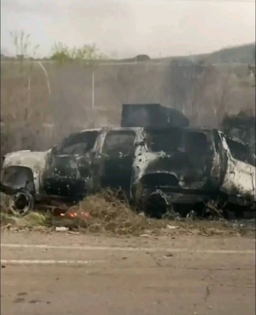 Grupo armado incendió un tráiler y carros blindados en Elota, Sinaloa, hoy 3 de julio de 2025