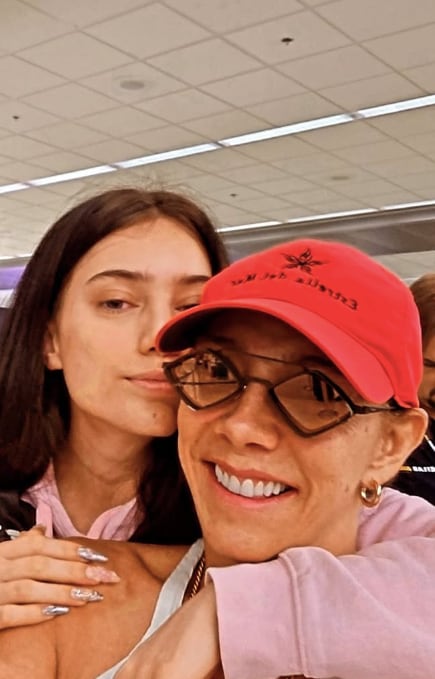 Cynthia Klitbo junto a su hija Elisa
