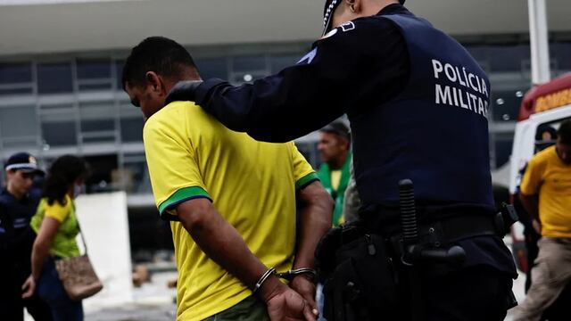 200 detenidos tras asalto a sedes del gobierno de Brasil