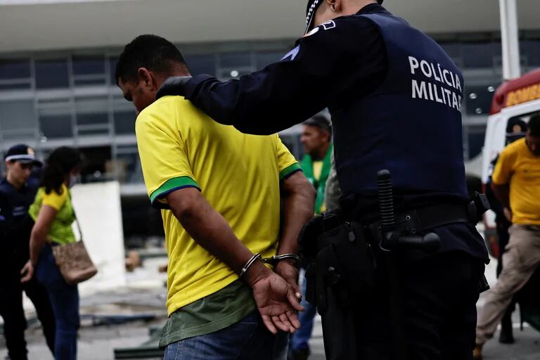 200 detenidos tras asalto a sedes del gobierno de Brasil