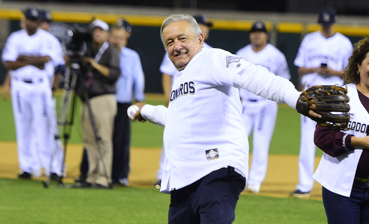 AMLO durante un evento de beisbol en Guasave