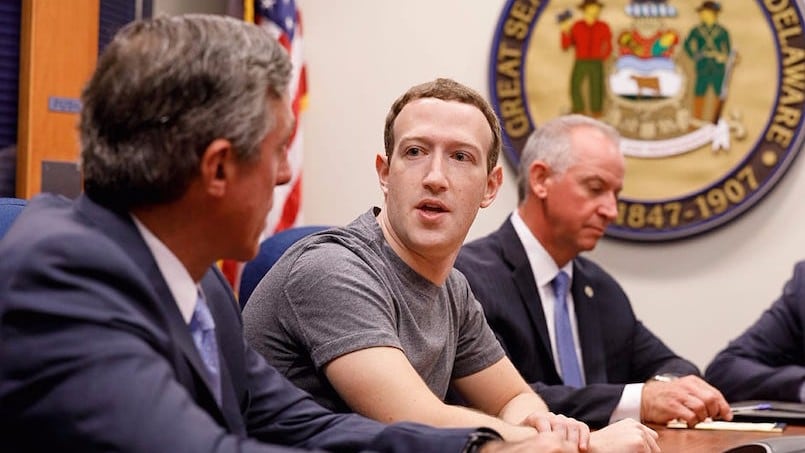 Mark Zuckerberg con autoridades del estado de Delaware.