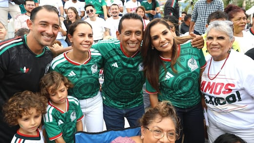 Ana Paty Peralta y Mara Lezama viven partido inaugural de México en Cancún Fut Fest