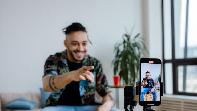 Hombre grabando en TikTok