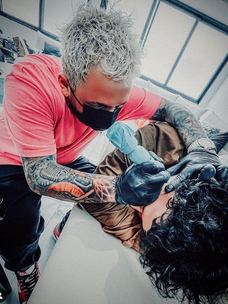 Christian Nodal se tatúa el rostro