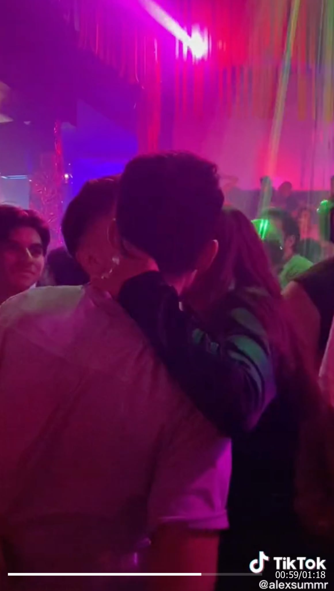 VIDEO: La reta a besarse con los más guapos del antro y hasta repite para TikTok