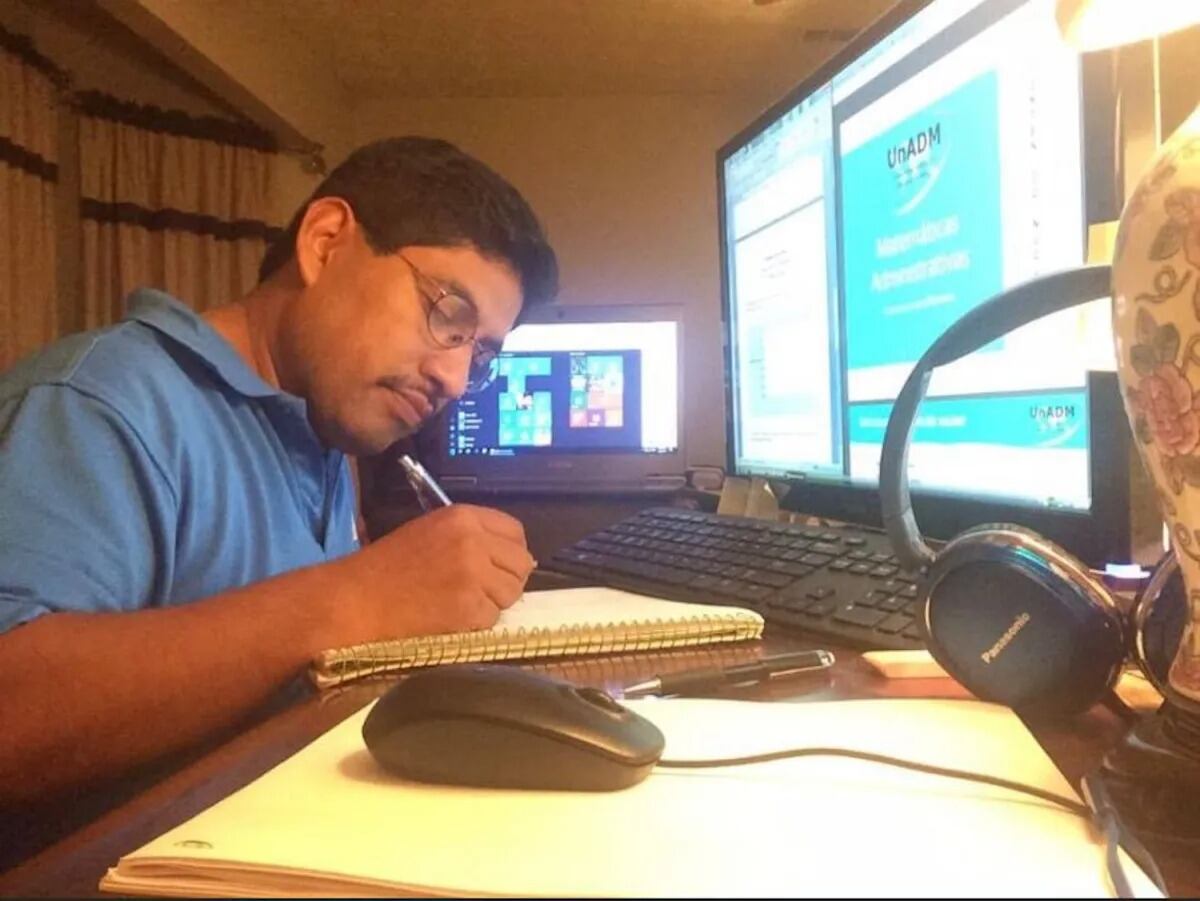 Luis Fernando Juárez Campos, migrante mexicano que se graduó en la UNAM sin salir de EU.