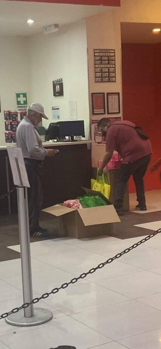 Acusan presencia de revendedores de palomera Barbie en Cinemex
